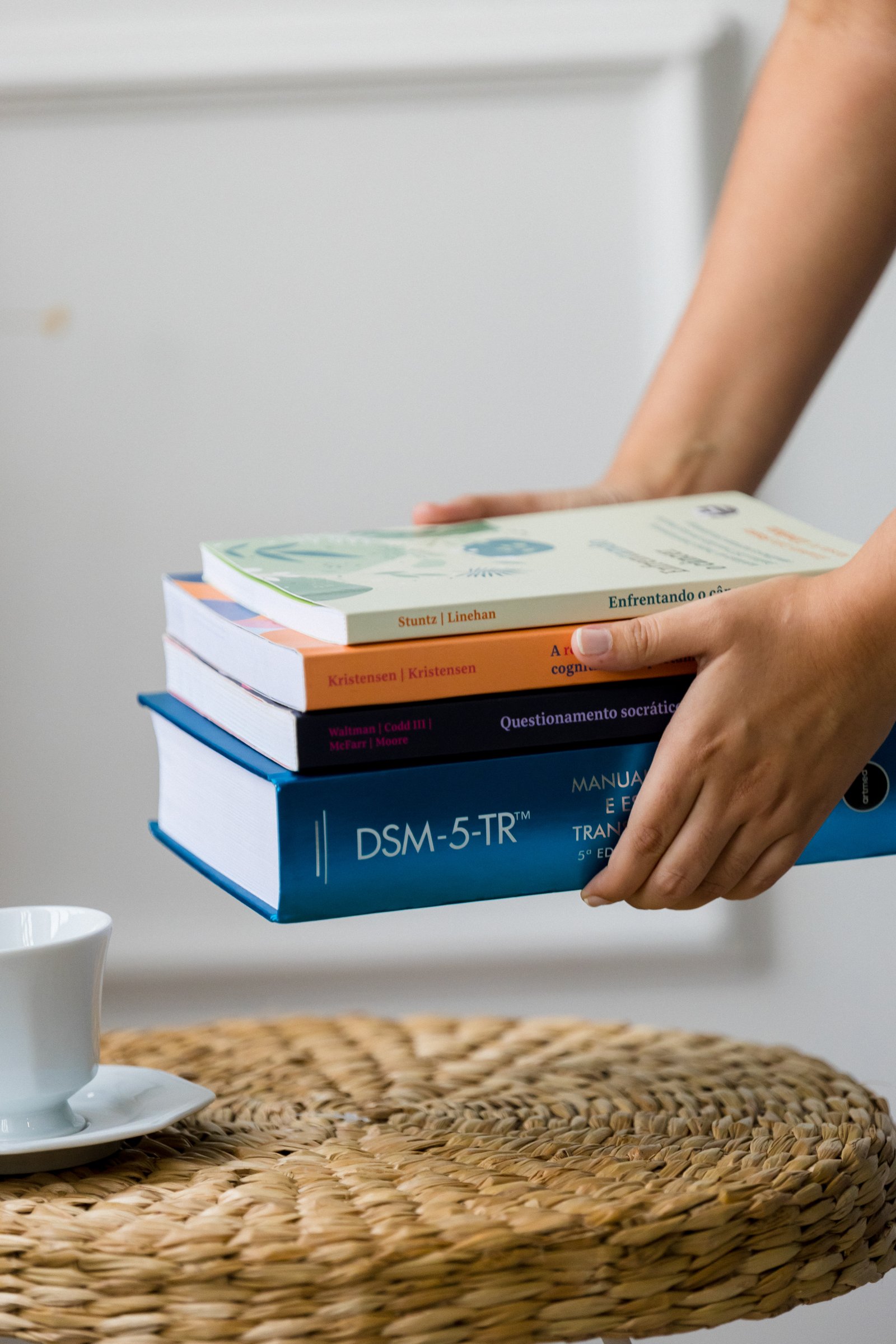 Anna Seixas organizando livros de psicologia
