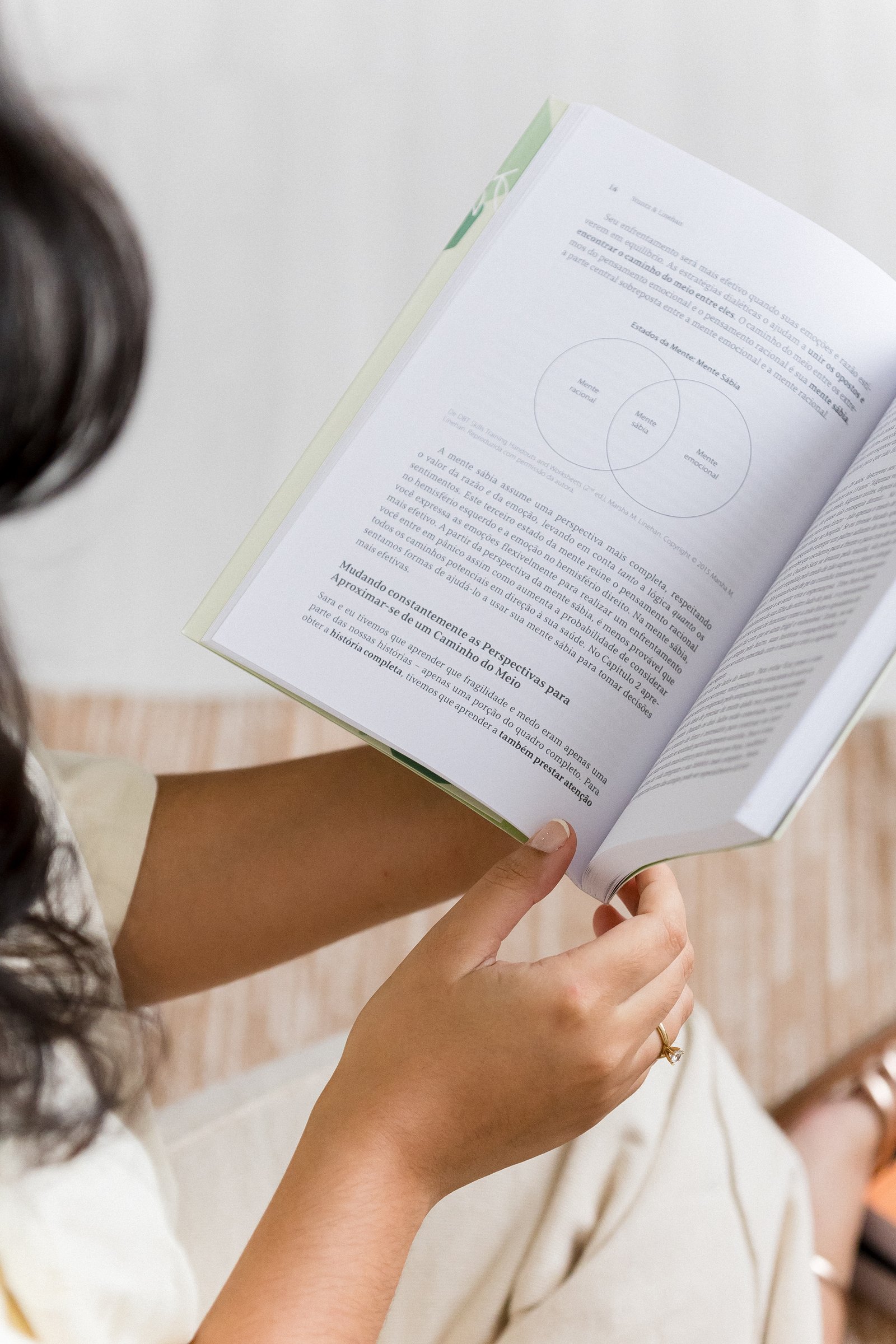 Anna Seixas lendo um livro sobre psicologia